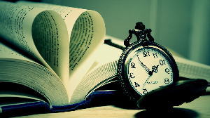 ハートの本と時計