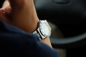 男性の手と腕時計