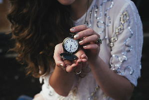 懐中時計を手に持つ女性