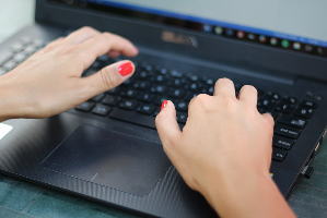 パソコンで入力をする女性の手