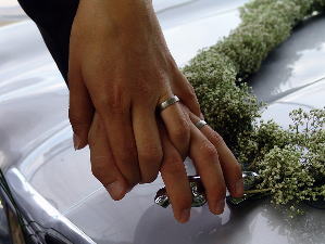 手を握る結婚指輪を付けた二人