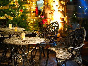 クリスマスムードのオシャレなカフェ