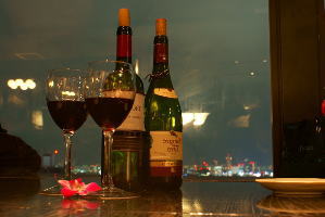 夜景の見えるレストランでワイン
