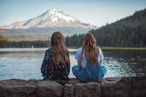 湖越しに山を眺める二人組の女の子