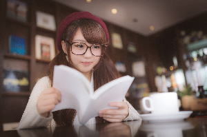 カフェで本を読む女の子